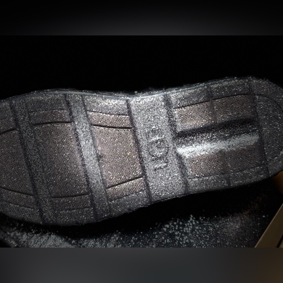 UGG - Picture 2 of 4